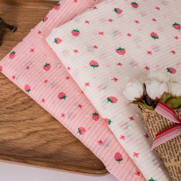 Home Textiles Discount - ผ้าฝ้ายเนื้อนุ่มบางลายทาง ขนาด 145x50 ซม. ลายสตรอว์เบอร์รีเล็กๆ สำหรับตัดเย็บเสื้อผ้าเด็ก